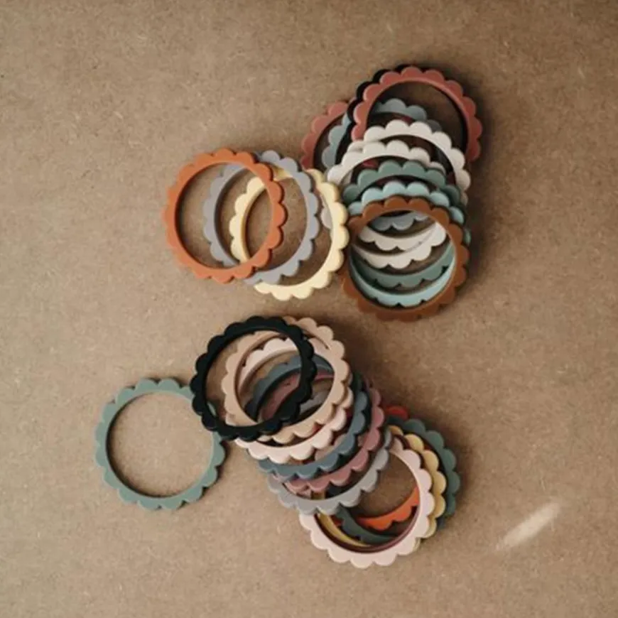 Mushie Flower Bijtring Armband Black