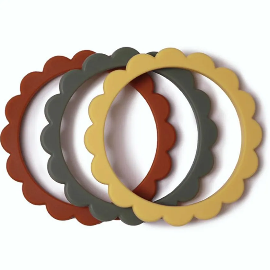 Mushie Flower Bijtring Armband Clay