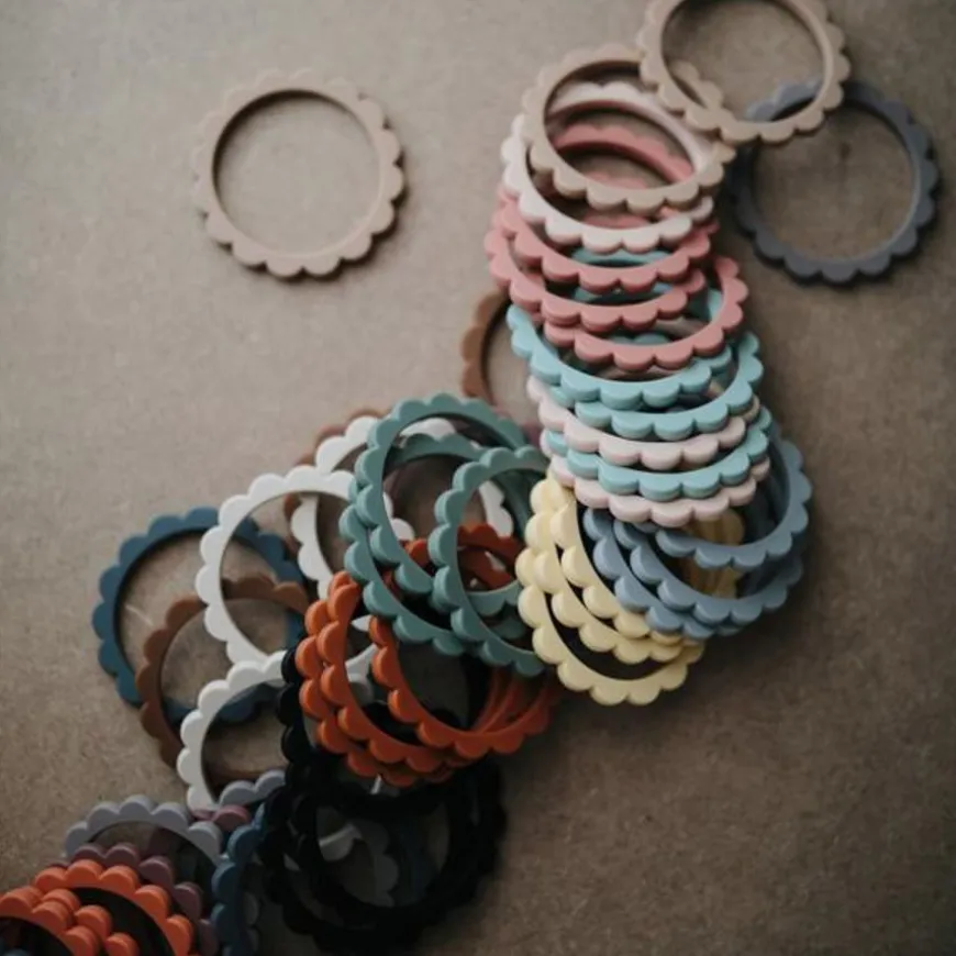 Mushie Flower Bijtring Armband Clay